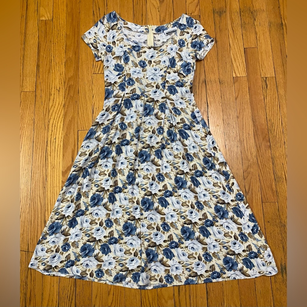 Vintage Contempo Casuals: Gorgeous, floral dress